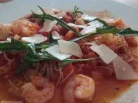 Fotografija recepta: Hitri riževi rezanci z gamberi v paradižnikovi omaki