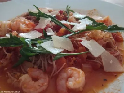 Hitri riževi rezanci z gamberi v paradižnikovi omaki