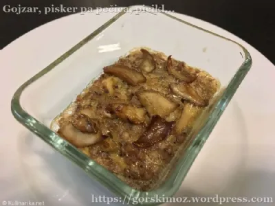 Narastek z jurčki in ajdovo kašo