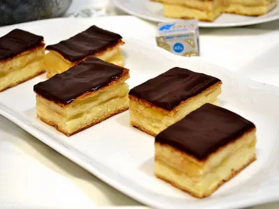 Čokoladne kocke z vanilijevo kremo in hruškami