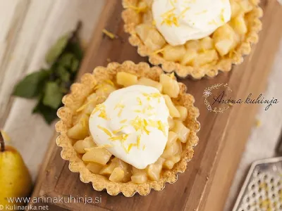 Hruškine male pite s smetano