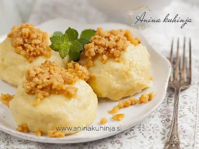 Marelični krompirjevi cmoki z vanilijo in drobtinami