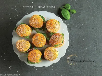 Pogačice s kuhanim pršutom, špinačo in medeno gorčico