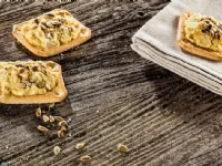 Fotografija recepta: Krekerji Snackers s humusom 