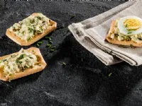 Fotografija recepta: Krekerji Snackers s tuninim kremnim namazom 