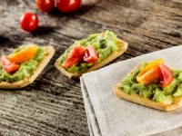 Fotografija recepta: Krekerji Snackers z namazom gvakamole in češnjevimi paradižniki 