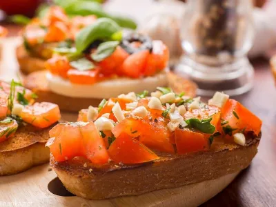 Opečenci s paradižnikom in olivami 