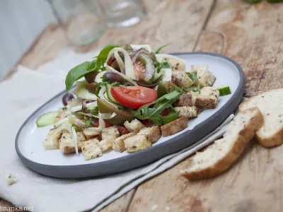 Španska solata s kruhom