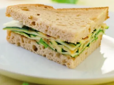 Sendvič s pečenimi bučkami in sirom gavda