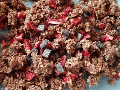 Domači čokoladni musliji s temno čokolado in jagodami