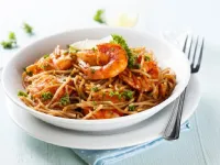 Fotografija recepta: Testenine s paradižnikovo omako in kozicami