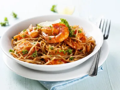 Testenine s paradižnikovo omako in kozicami