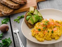 Fotografija recepta: Kruhki z umešanimi jajčki, lososom in avokadom 