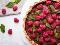 Fotografija recepta: Pita s čokoladnim nadevom in malinami