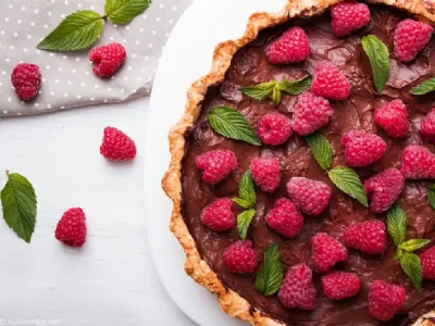 Pita s čokoladnim nadevom in malinami