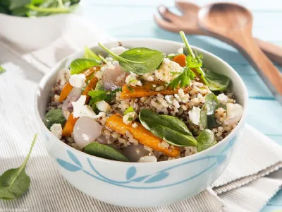 3 barvni miks v solati s pečenim korenčkom in feto