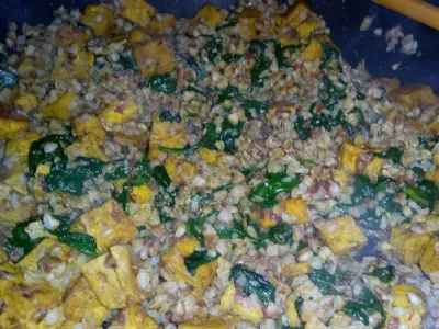 Ajdova kaša s tofujem in mlado špinačo