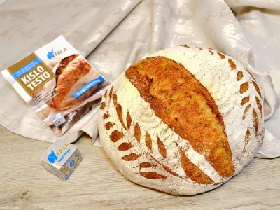 Pšenični kruh s kislim testom, pirino moko in semeni