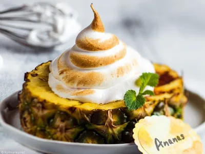 Popečen ananas z vanilijevim sladoledom