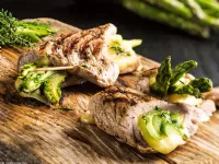 Fotografija recepta: Mamljivi kotleti s sirom, zelenimi šparglji in zelišči