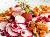 Fotografija recepta: Kozice in karpačo iz redkvic v marinadi iz okisanih granatnih jabolk 