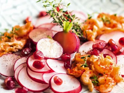 Kozice in karpačo iz redkvic v marinadi iz okisanih granatnih jabolk 