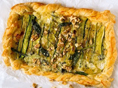 Bučkin tart z gorgonzolo, medom in orehi