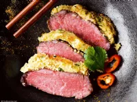 Fotografija recepta: Goveji steaki s skorjico iz čilija in koriandra