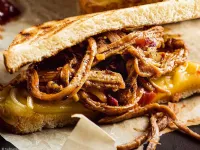 Fotografija recepta: Sendvič Sloppy Joe z natrgano svinjino