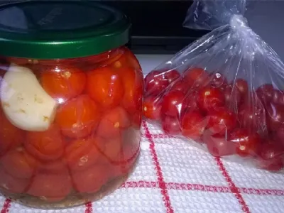 Vložen češnjev paradižnik