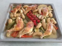 Fotografija recepta: Piščančja bedra s provansalskimi dišavnicami, zelenjavo in krompirjem