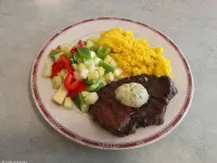 Fotografija recepta: Marinirani svinjski zrezki z žafranovim kuskusom in zeliščnim maslom