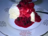 Fotografija recepta: Kokosova fantazija z ribezom in gozdnimi sadeži