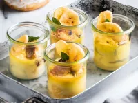 Fotografija recepta: Krof v kozarcu s hrustljavim bananinim čipsom