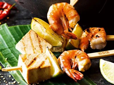 Kozice s tofujem po japonsko s pisano zelenjavo iz voka