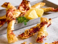 Fotografija recepta: Hrustljave palčke iz listnatega testa po havajsko