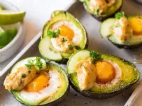 Fotografija recepta: Avokado z jajci in dimljenim lososom