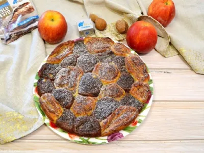 Dvobarvno pecivo z makom, orehi in jabolki