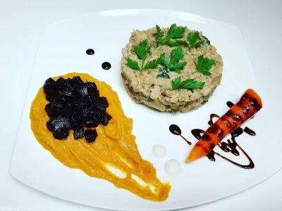 Ješprenova rižota s karamelizirano peso in korenčkovim pirejem