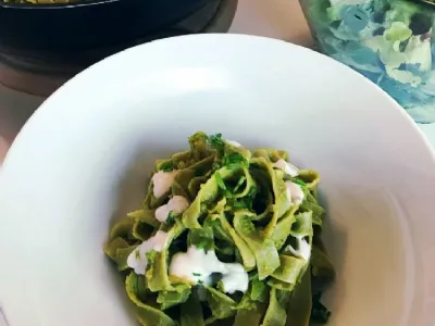 Špinačni rezanci z zeleno omako