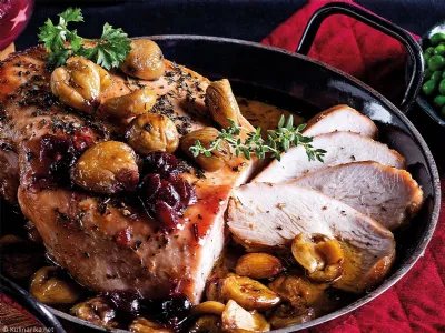 Glazirane puranje prsi z maroni in grahom