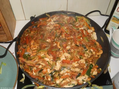 Zelenjava z indijskimi oreščki in piščancem v marinadi