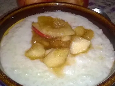 Mlečni riž s karameliziranimi jabolki