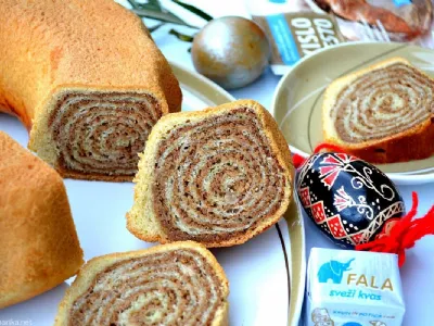 Orehova potica z jabolki