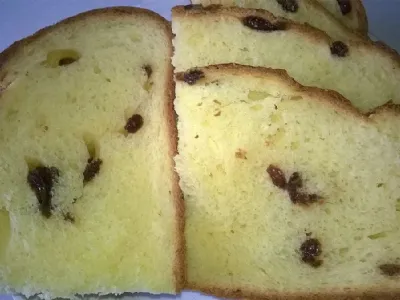 Velikonočni mlečni kruh z rozinami