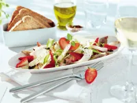 Fotografija recepta: Solata z jagodami in šparglji