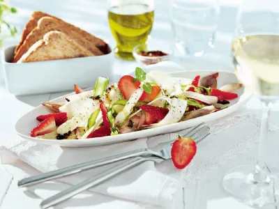 Solata z jagodami in šparglji