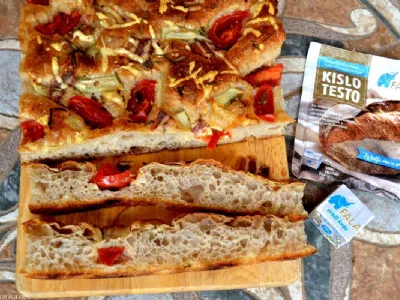 Fokača s slanino, svežim paradižnikom in papriko