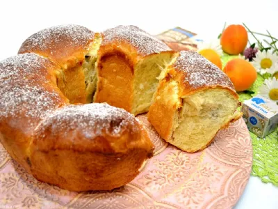 Venec buhteljnov z marelicami in lešnikovo kremo