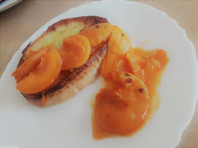 Kruhove šnite s praženimi marelicami in rumom